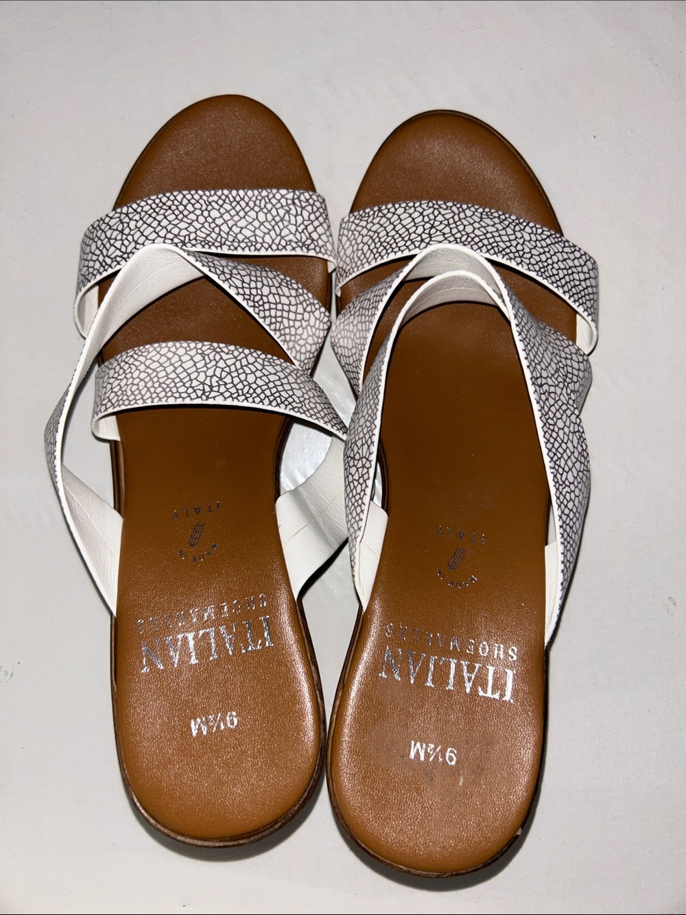 NWOB Italian Shoemakers Twiggie-1 White Patterned Crisscross Slide Wedge Sandals